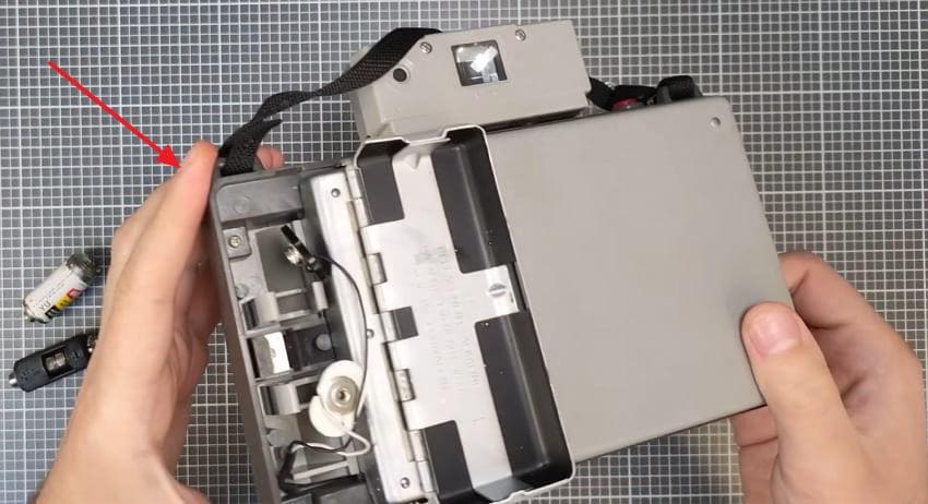 open polaroid camera battery compartment
